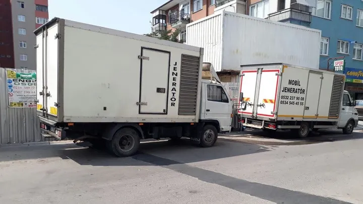 İki mobil jeneratör aracı yan yana