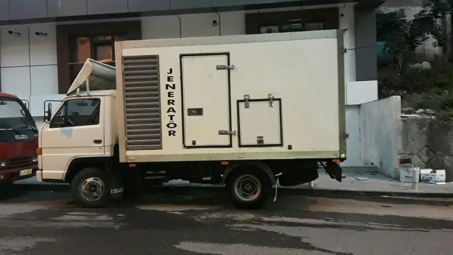 Kabinli jeneratör taşıyan kamyon