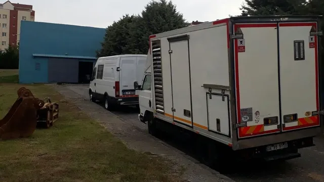 Araç üstü jeneratörün arka panosu ve kablo bağlantısı