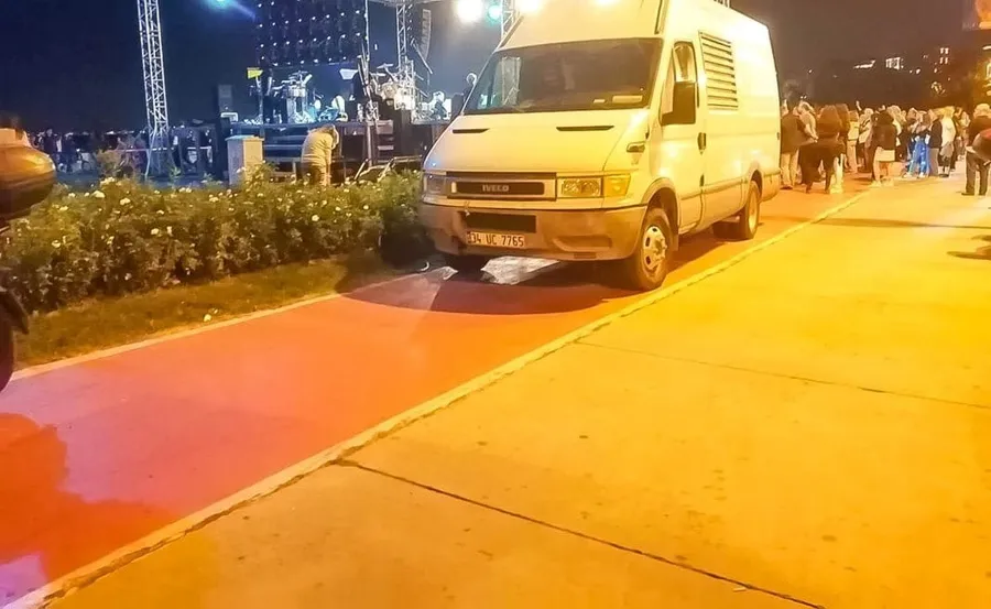 Konser sahnesinin arkasında kiralık jeneratör