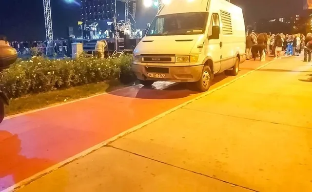 Konser sahnesinin arkasında kiralık jeneratör