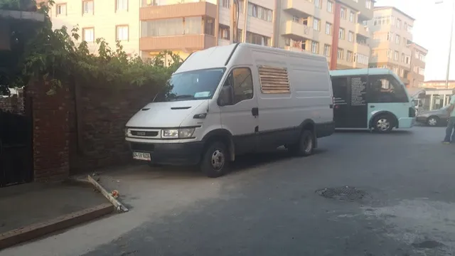 Konut sokağında mobil jeneratör aracı