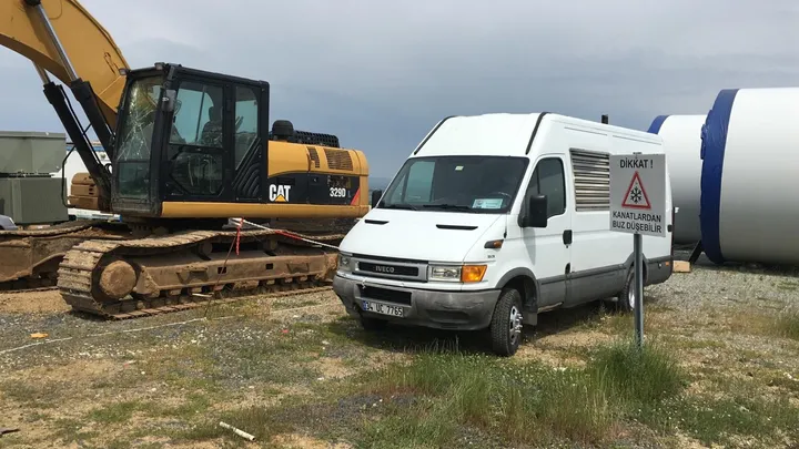 Şantiyede iş makinesinin yanında mobil jeneratör